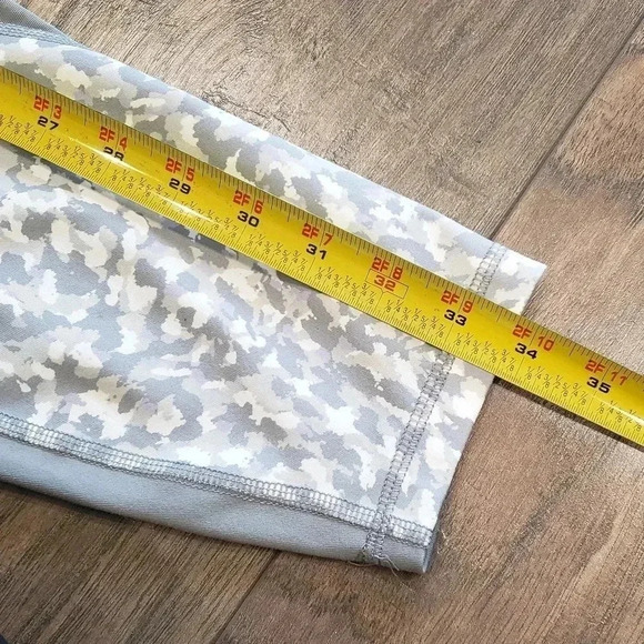 Old Navy Active Wear Gray Camo Elevate Leggings Size Medium - Picture 7 of 8
